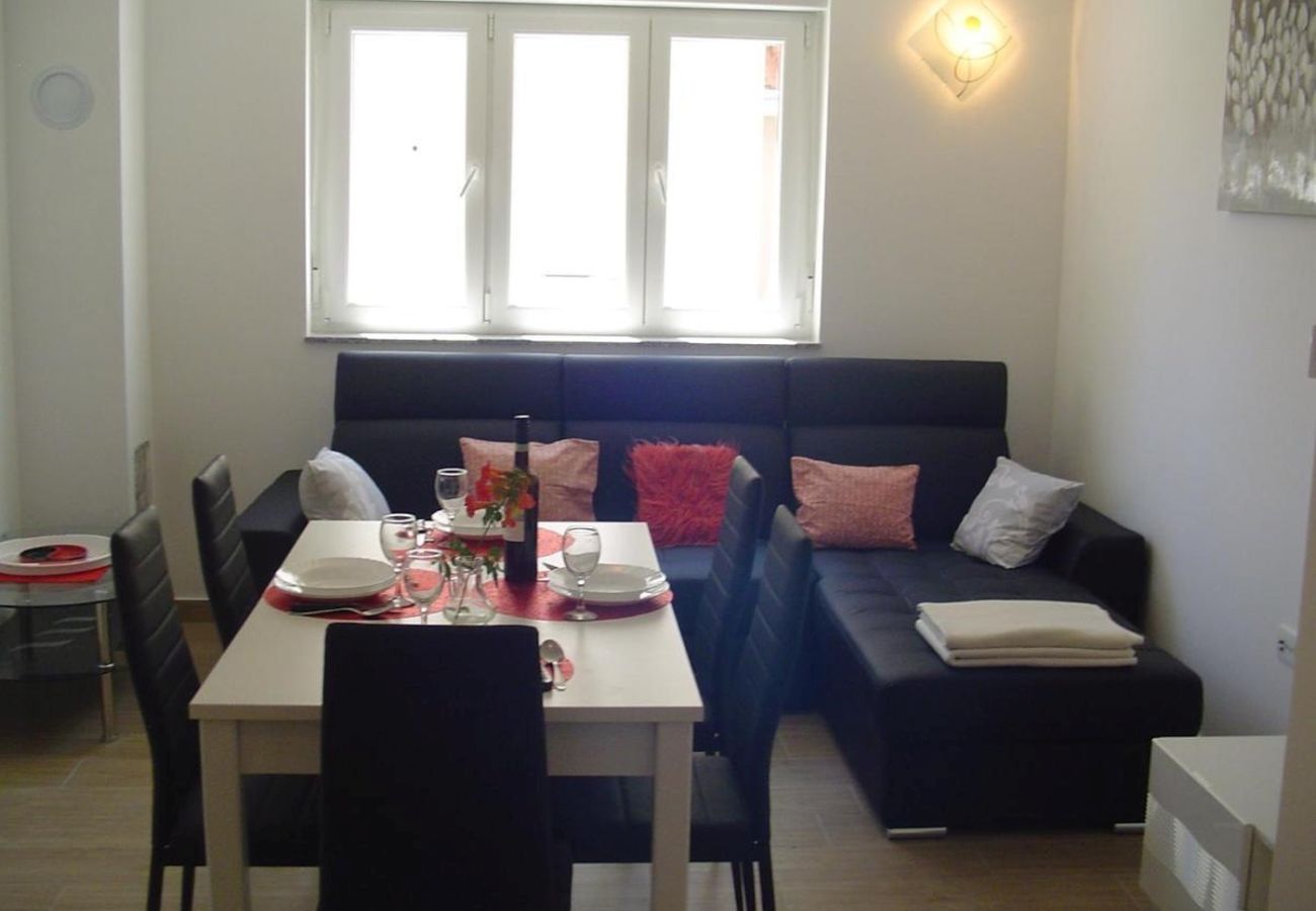 Apartment in Turanj - Apartment in Turanj with garden access, washing machine, air conditioning, Wi-Fi (5236-1)