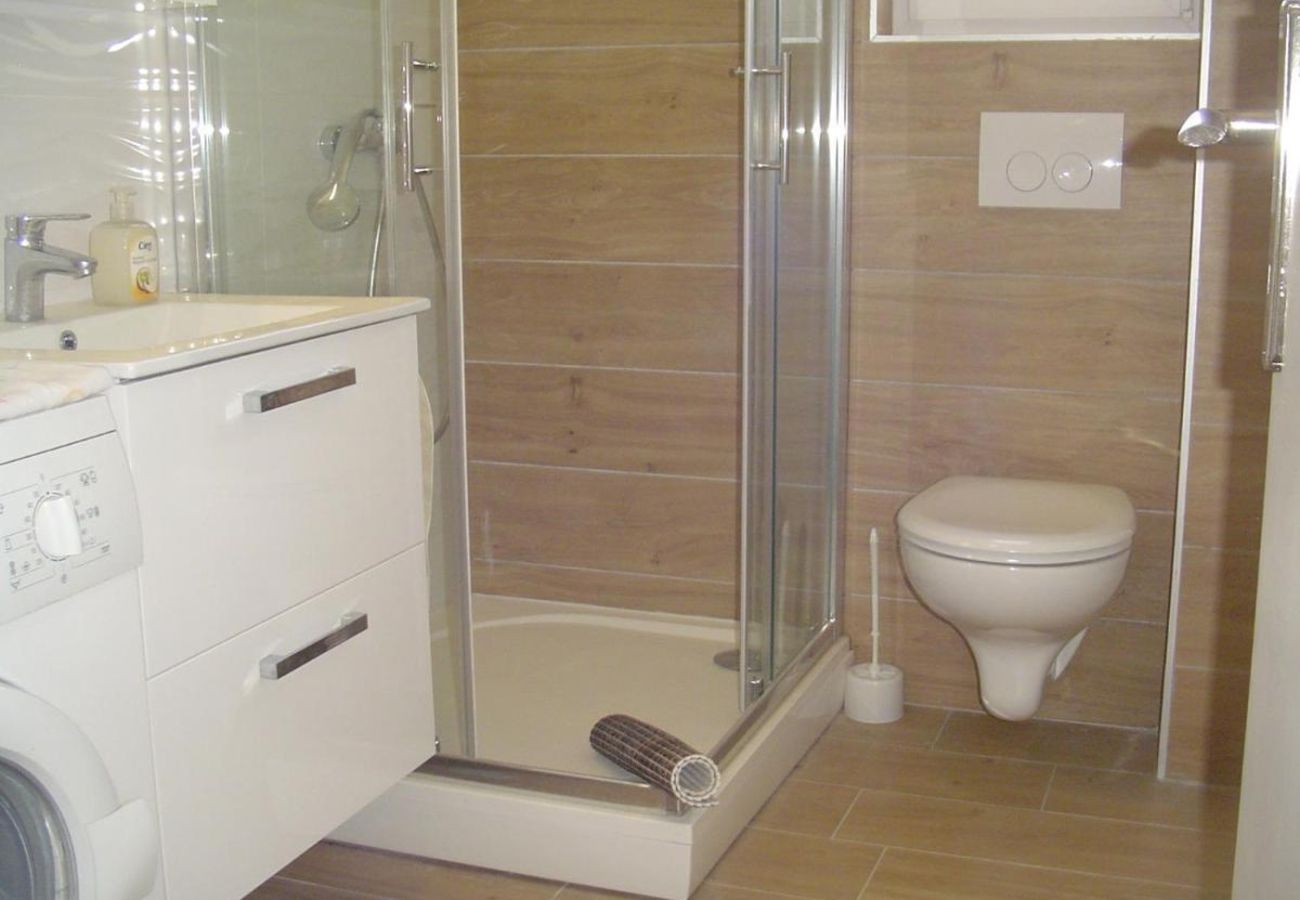 Apartment in Turanj - Apartment in Turanj with garden access, washing machine, air conditioning, Wi-Fi (5236-1)