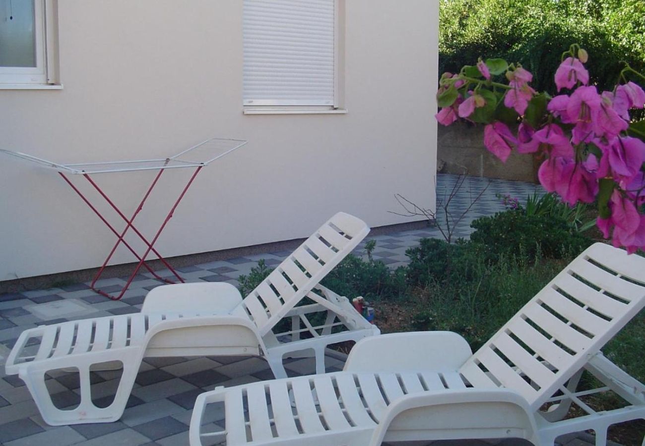 Apartment in Turanj - Apartment in Turanj with garden access, washing machine, air conditioning, Wi-Fi (5236-1)