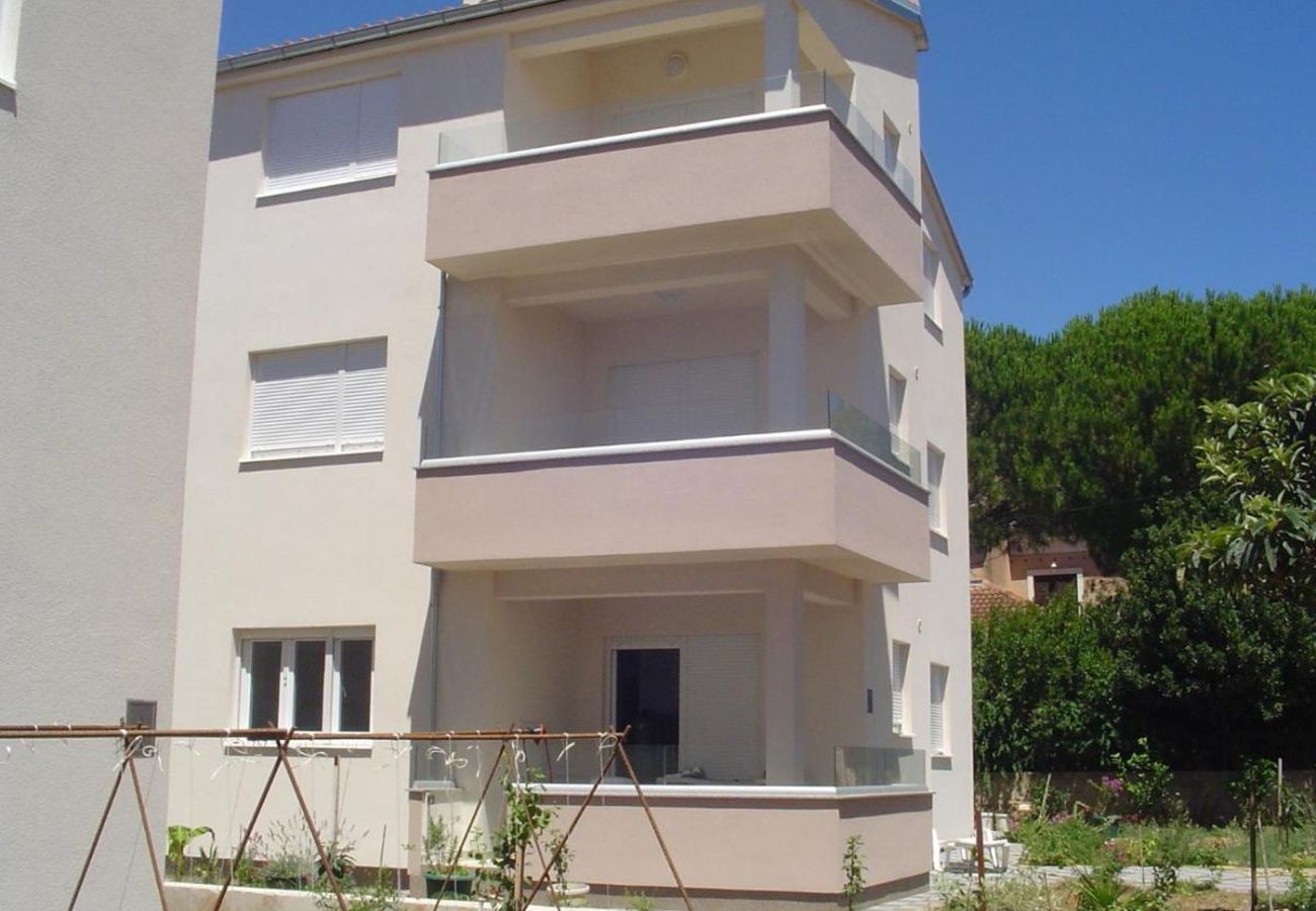 Apartment in Turanj - Apartment in Turanj with garden access, washing machine, air conditioning, Wi-Fi (5236-1)