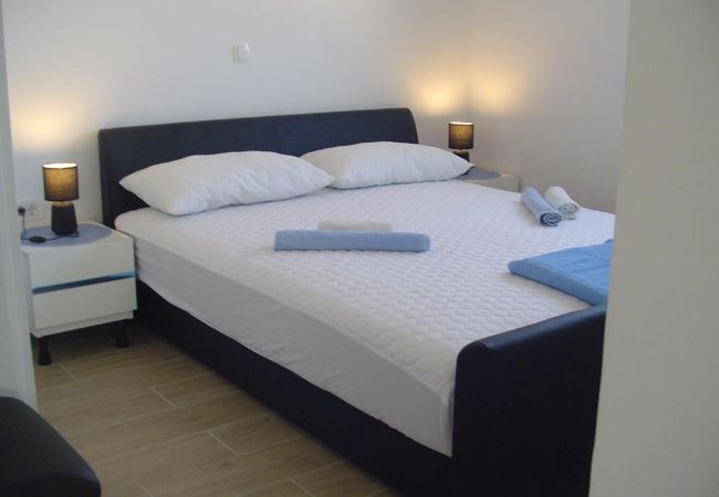 Apartment in Turanj - Holiday apartment in Turanj with sea view, balcony, air conditioning, Wi-Fi (5236-2) Apartment in Turanj - Holiday apartment in Turanj with sea view, balcony, air conditioning, Wi-Fi (5236-2)