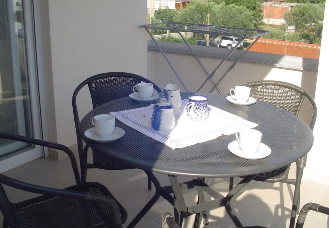 Apartment in Turanj - Holiday apartment in Turanj with sea view, balcony, air conditioning, Wi-Fi (5236-2)