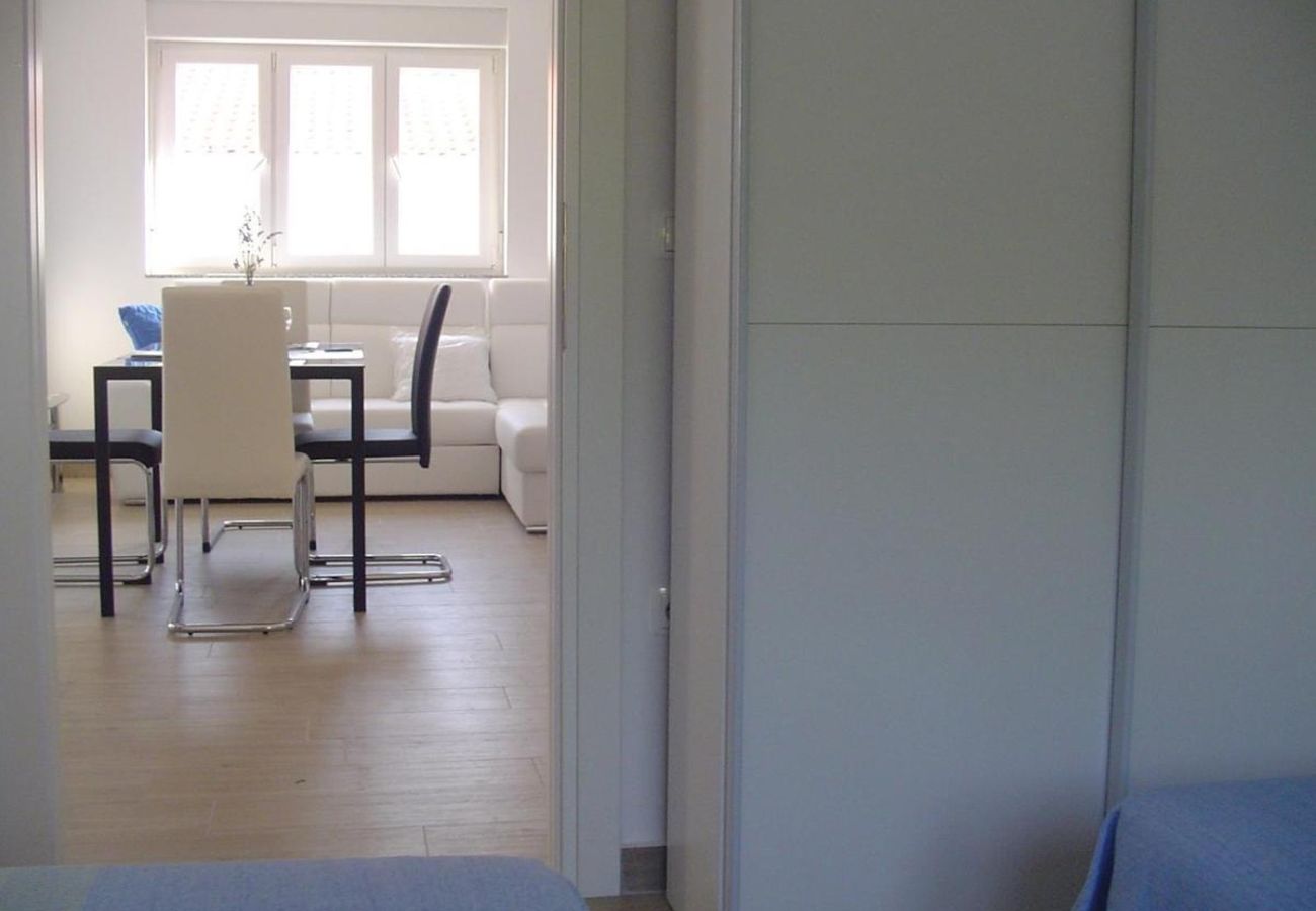 Apartment in Turanj - Holiday apartment in Turanj with sea view, balcony, air conditioning, Wi-Fi (5236-2)
