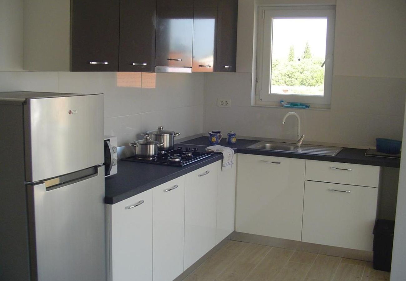 Apartment in Turanj - Holiday apartment in Turanj with sea view, balcony, air conditioning, Wi-Fi (5236-2)