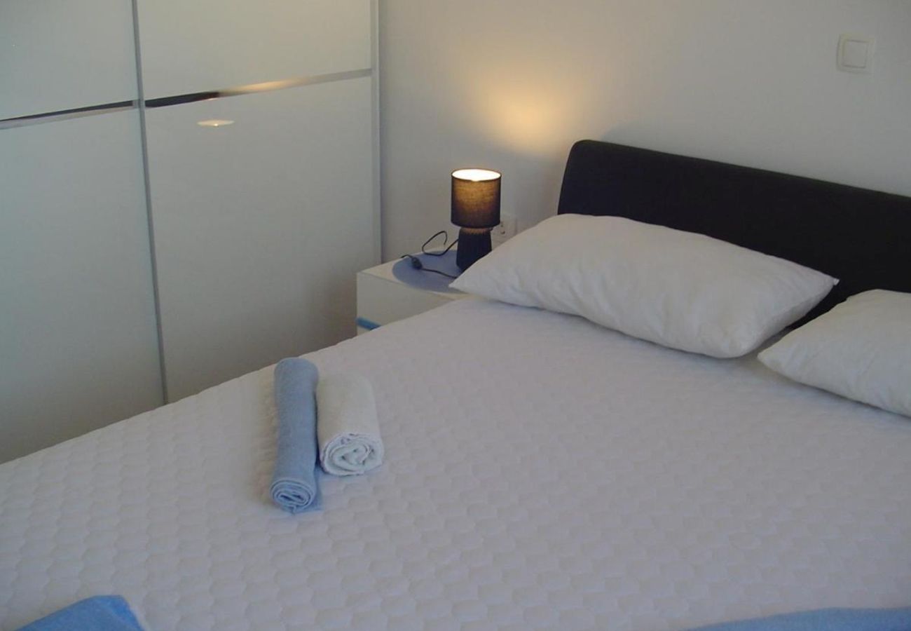 Apartment in Turanj - Holiday apartment in Turanj with sea view, balcony, air conditioning, Wi-Fi (5236-2)