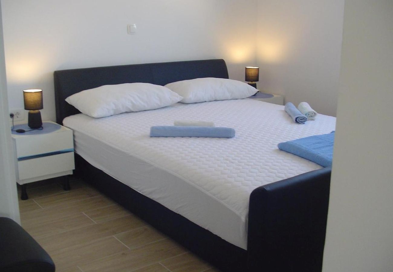Apartment in Turanj - Holiday apartment in Turanj with sea view, balcony, air conditioning, Wi-Fi (5236-2)