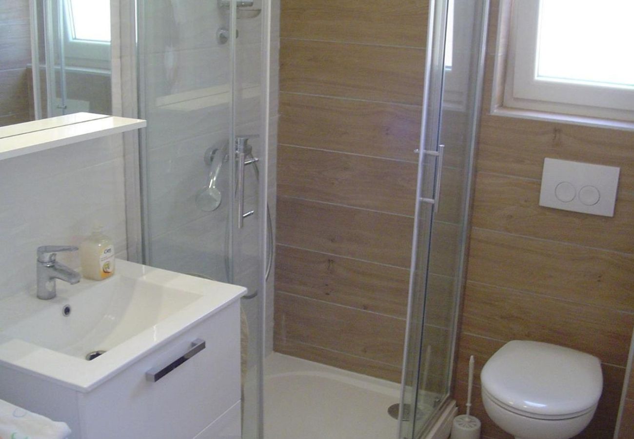 Apartment in Turanj - Holiday apartment in Turanj with sea view, balcony, air conditioning, Wi-Fi (5236-2)