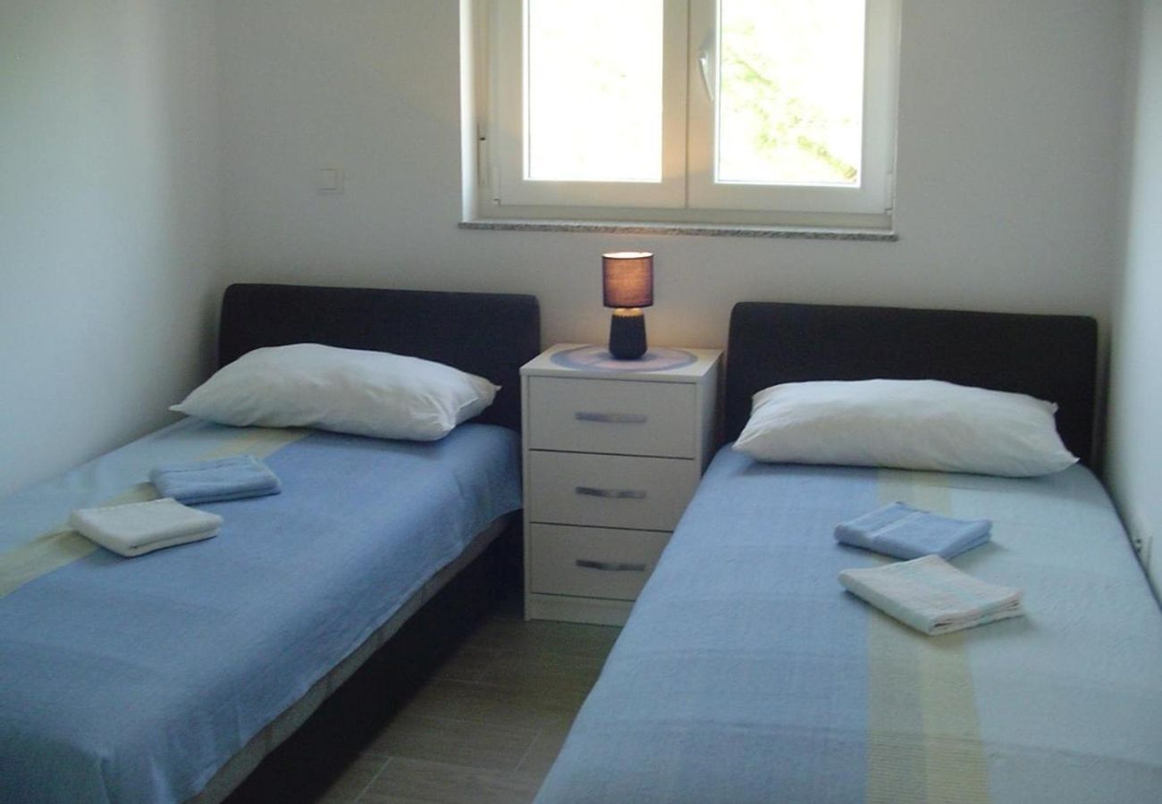 Apartment in Turanj - Holiday apartment in Turanj with sea view, balcony, air conditioning, Wi-Fi (5236-2)
