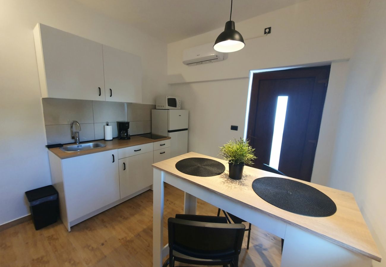 Studio in Štinjan - Studio in Štinjan with Balcony, Satellite TV, Air Conditioning, Wi-Fi (5018-3)