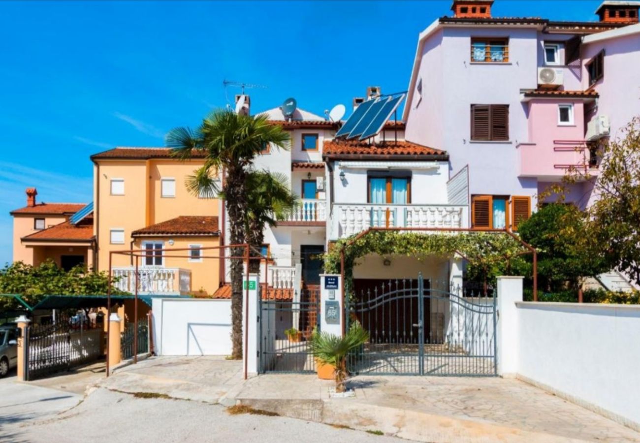 Studio in Štinjan - Studio in Štinjan with Balcony, Satellite TV, Air Conditioning, Wi-Fi (5018-3)