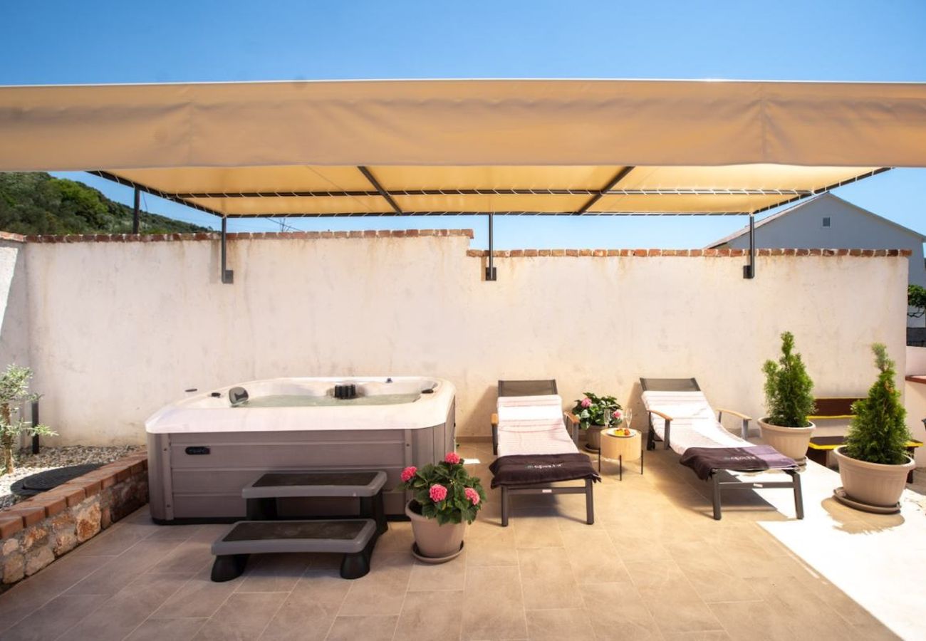 House in Mundanije - Holiday house in Mundanije with garden, jacuzzi, terrace, air conditioning, and washing machine (5238-1)