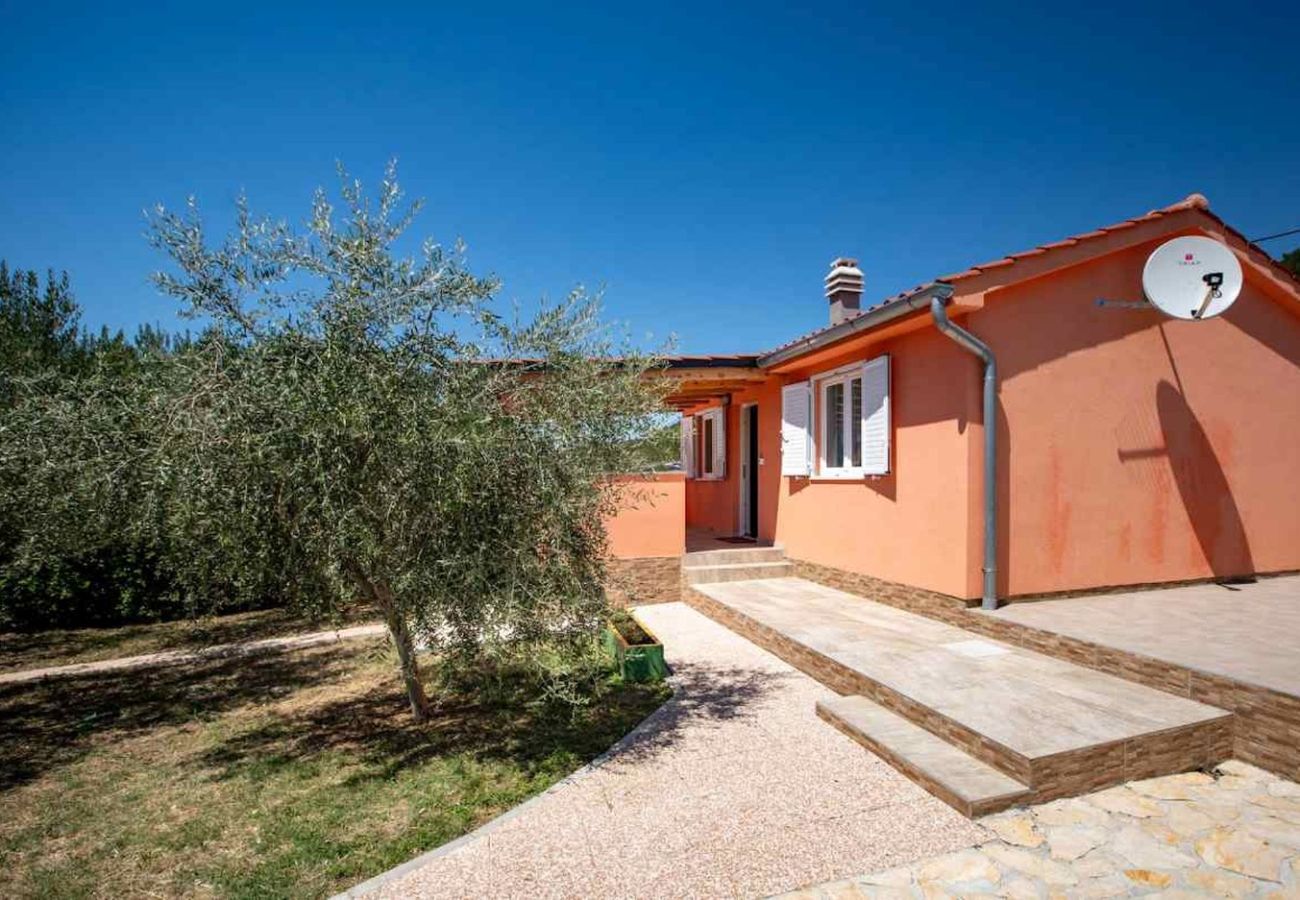 House in Mundanije - Holiday house in Mundanije with garden, jacuzzi, terrace, air conditioning, and washing machine (5238-1)