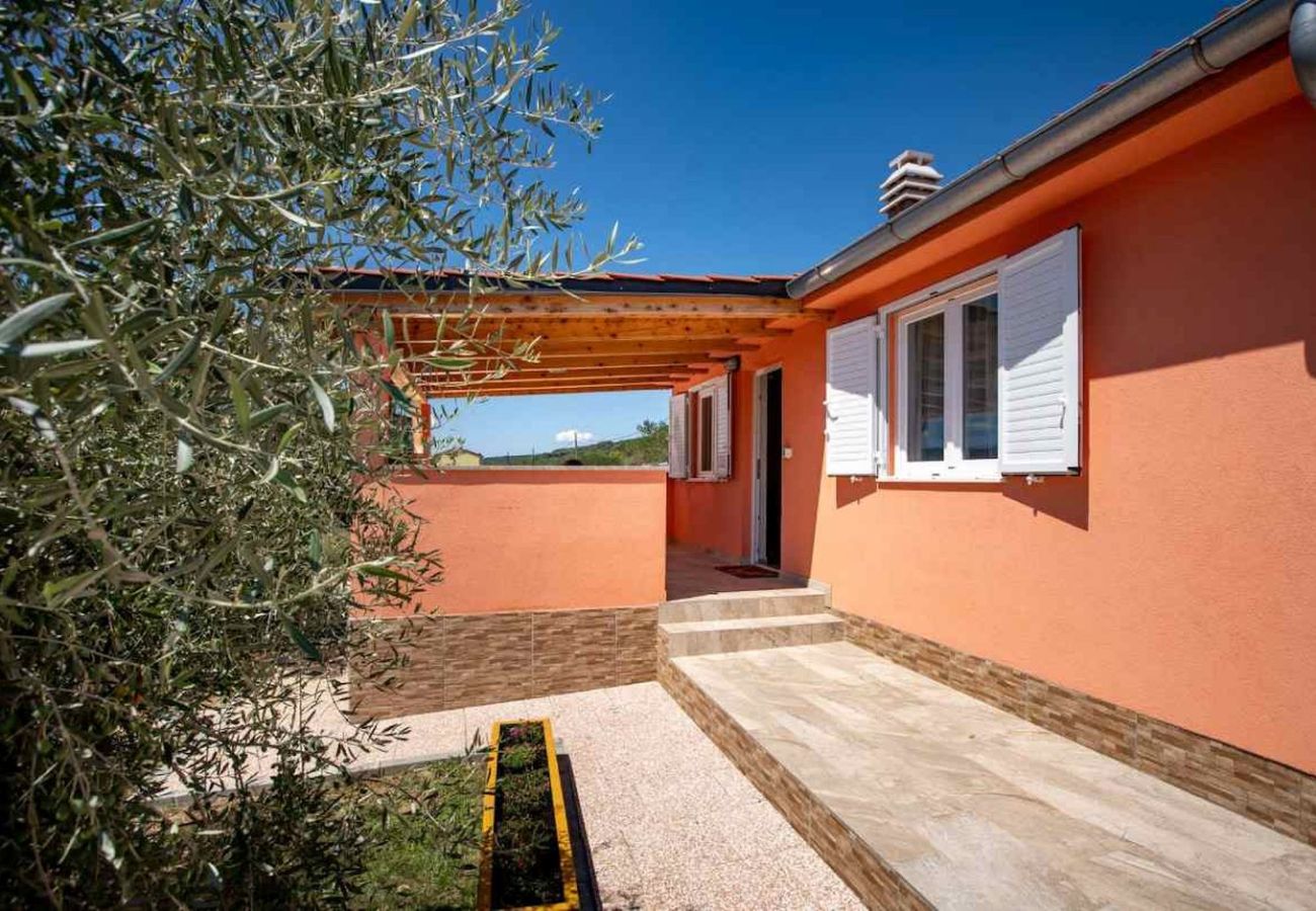 House in Mundanije - Holiday house in Mundanije with garden, jacuzzi, terrace, air conditioning, and washing machine (5238-1)