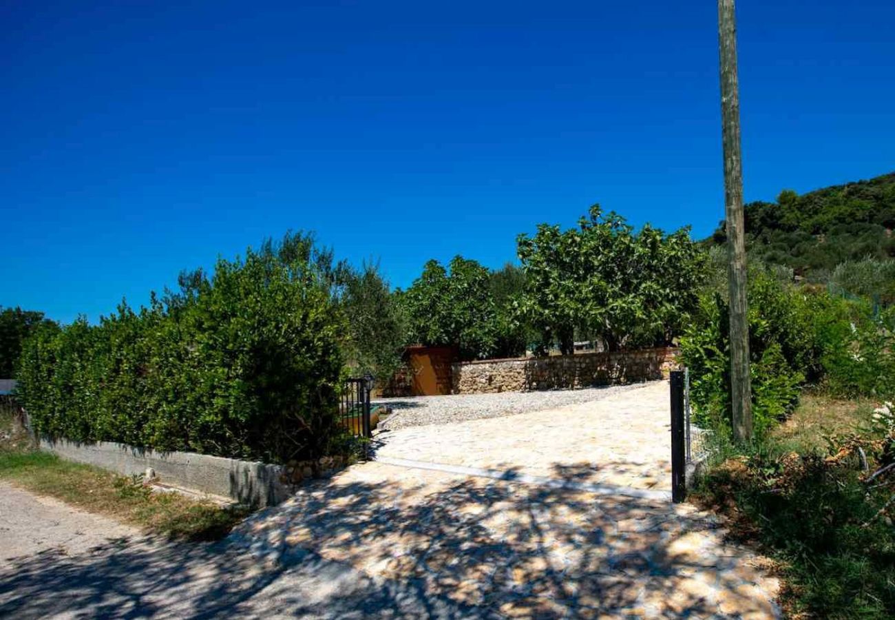 House in Mundanije - Holiday house in Mundanije with garden, jacuzzi, terrace, air conditioning, and washing machine (5238-1)