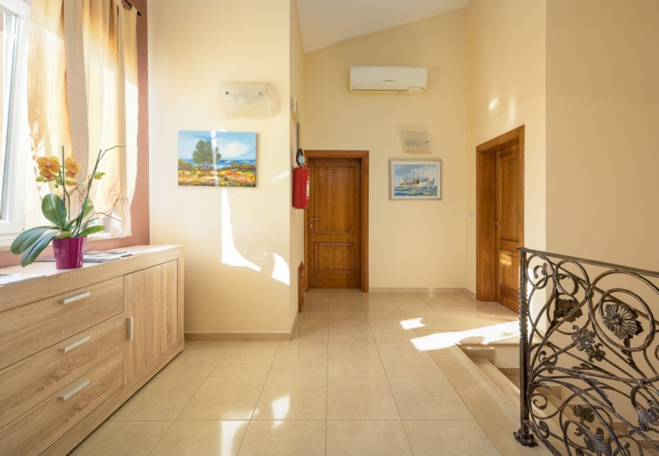 Apartamento en Bašanija - Apartamento en Bašanija con Balcón, Acondicionador, WIFI, Lavadora (113-5)