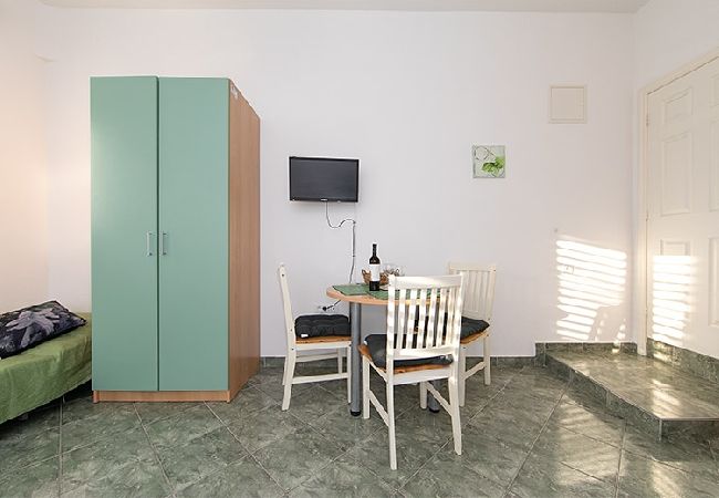 Estudio en Tucepi - Apartamento Estudio en Tučepi con Acondicionador, WIFI, Lavadora (202-2) Estudio en Tucepi - Apartamento Estudio en Tučepi con Acondicionador, WIFI, Lavadora (202-2)