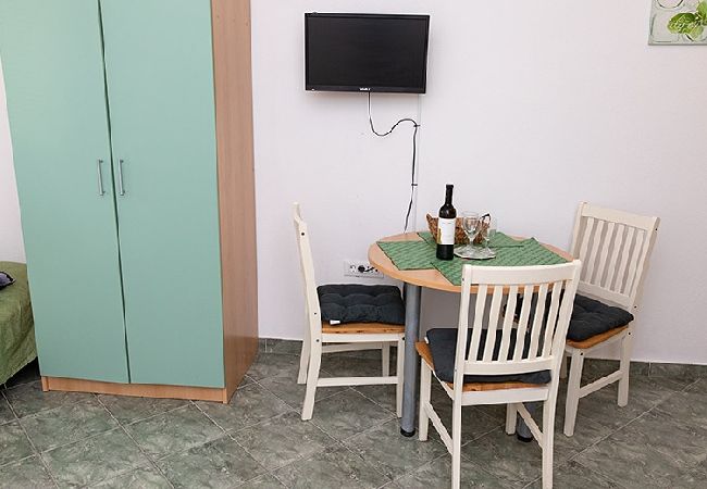 Estudio en Tucepi - Apartamento Estudio en Tučepi con Acondicionador, WIFI, Lavadora (202-2) Estudio en Tucepi - Apartamento Estudio en Tučepi con Acondicionador, WIFI, Lavadora (202-2)