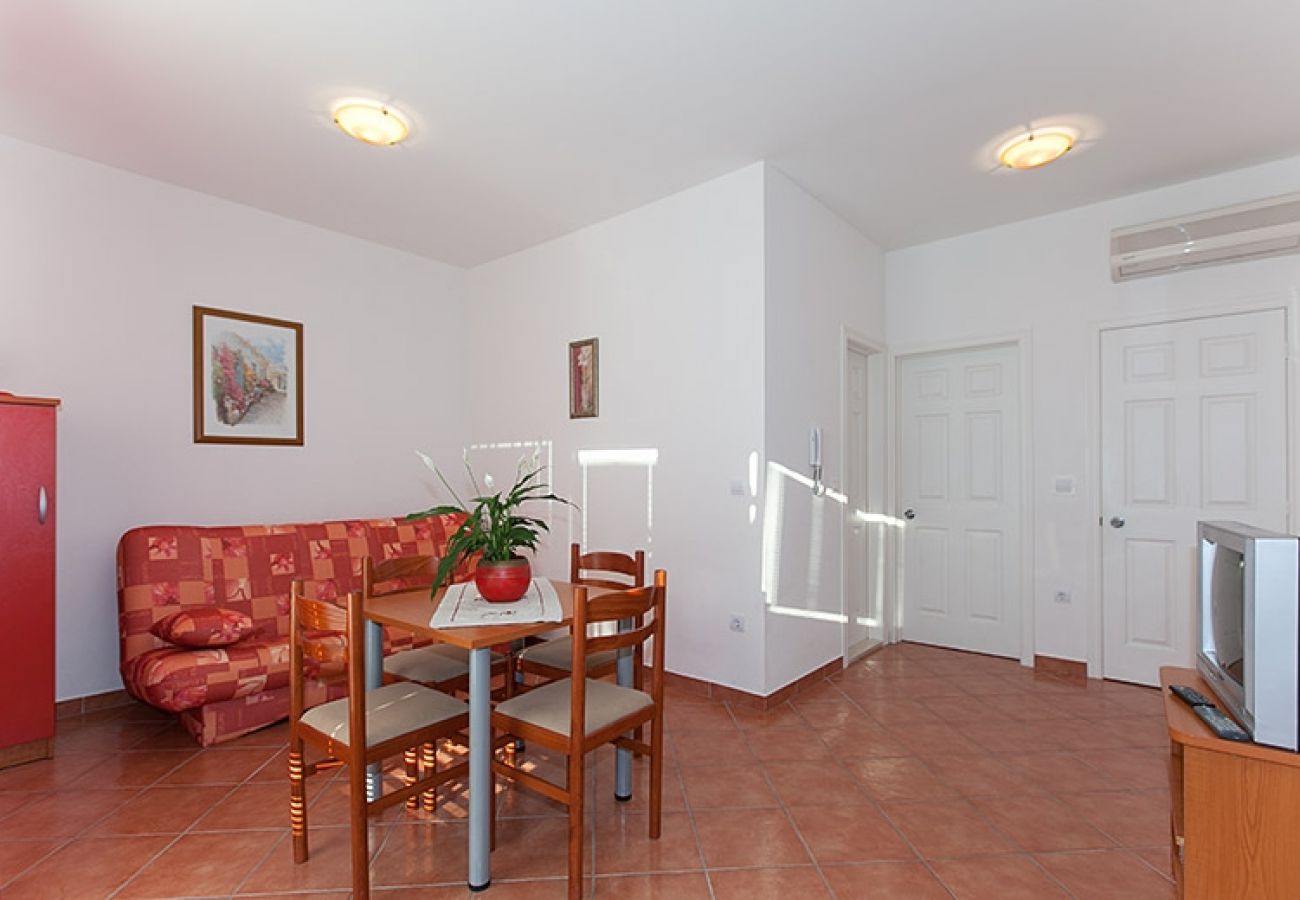 Apartamento en Tucepi - Apartamento en Tučepi con Terraza, Acondicionador, WIFI, Lavadora (202-3)