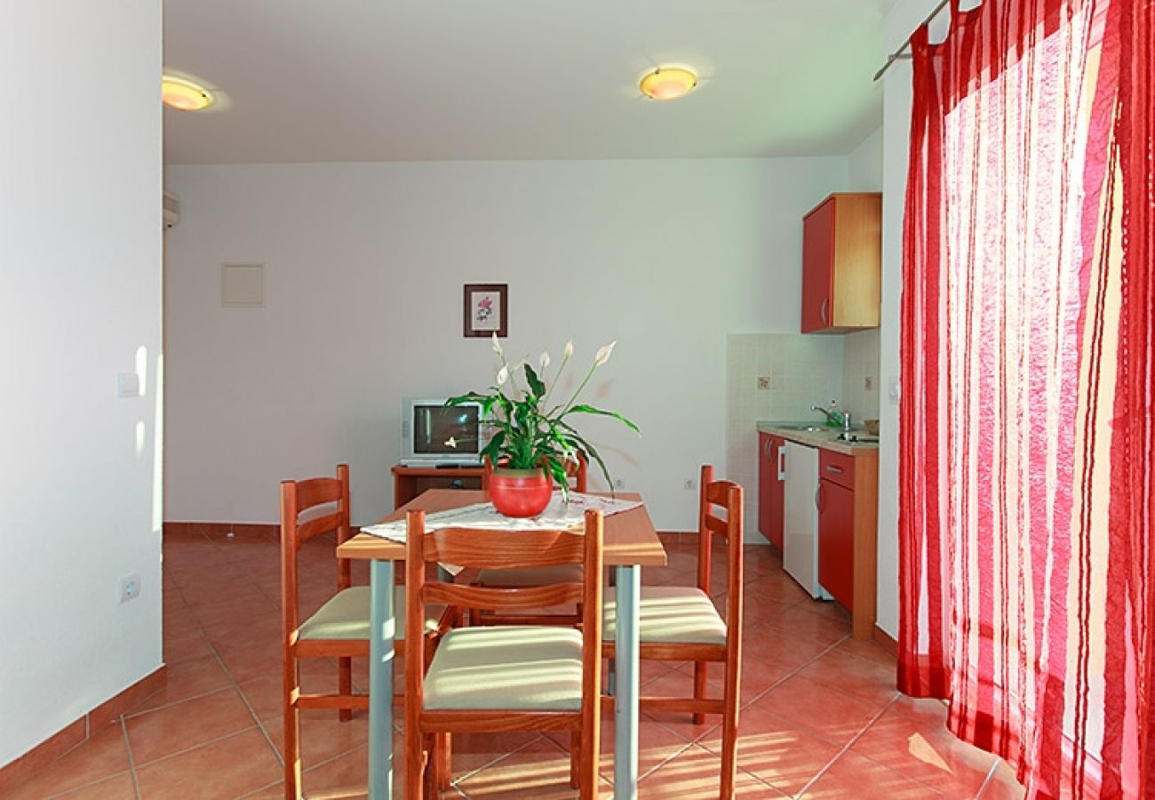 Apartamento en Tucepi - Apartamento en Tučepi con Terraza, Acondicionador, WIFI, Lavadora (202-3)