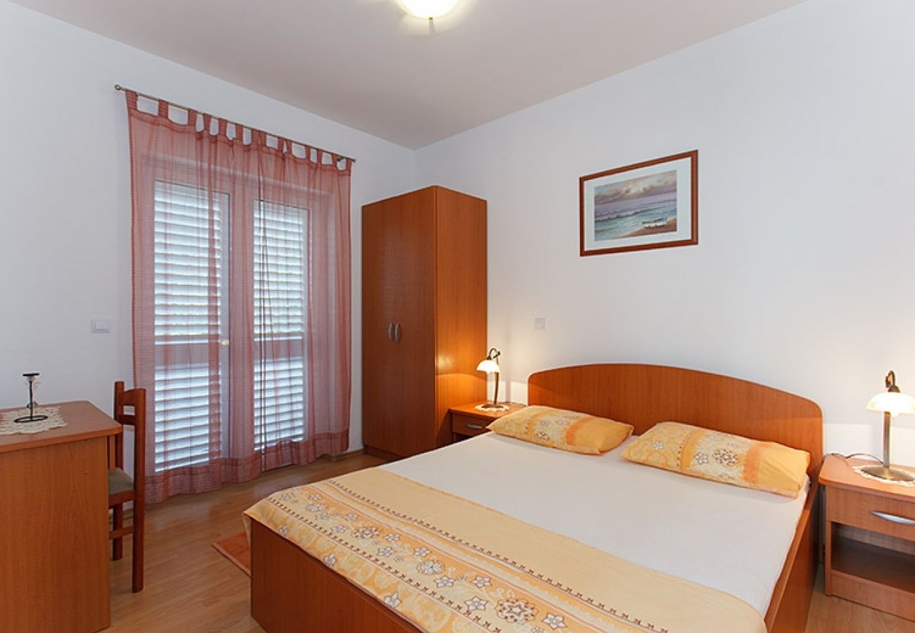 Apartamento en Tucepi - Apartamento en Tučepi con Terraza, Acondicionador, WIFI, Lavadora (202-3)