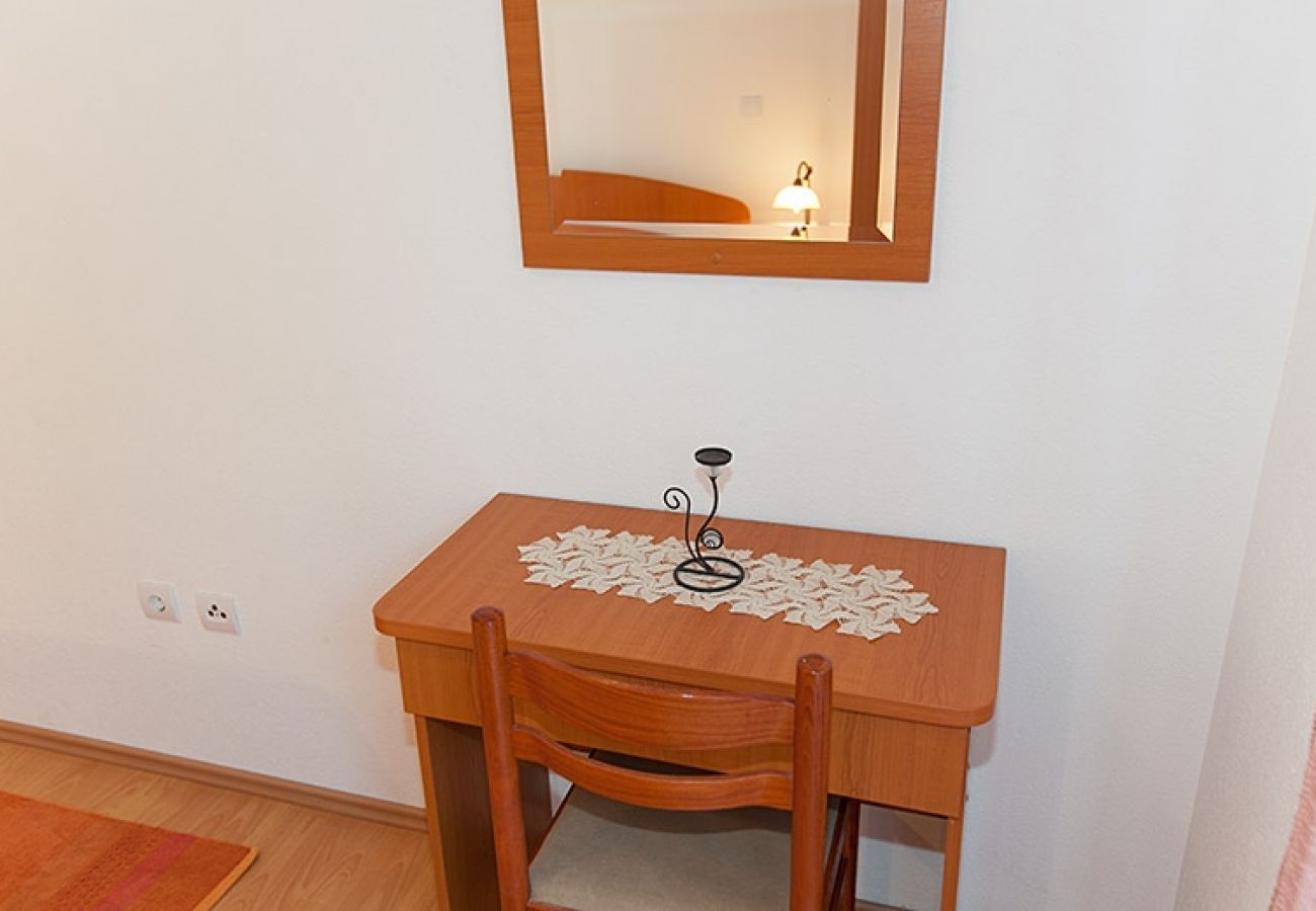 Apartamento en Tucepi - Apartamento en Tučepi con Terraza, Acondicionador, WIFI, Lavadora (202-3)