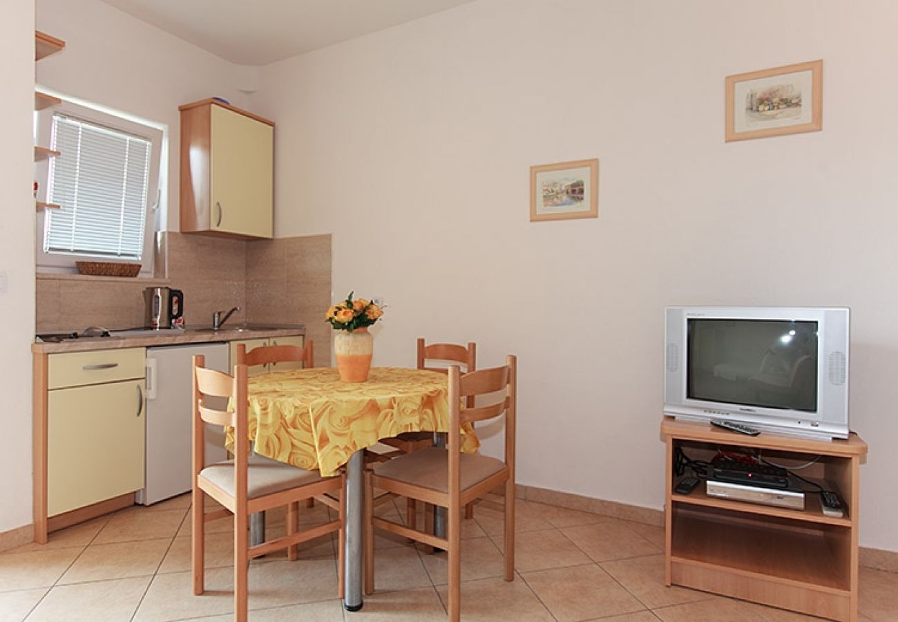 Apartamento en Tucepi - Apartamento en Tučepi con Terraza, Acondicionador, WIFI, Lavadora (202-4)