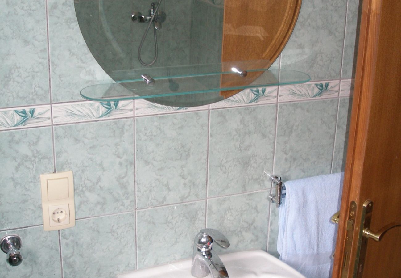 Apartamento en Duce - Apartamento en Duće con Balcón, Acondicionador (239-4)