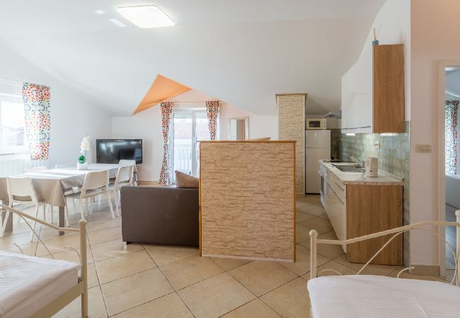 Apartamento en Umag - Apartamento en Umag con Terraza, Acondicionador, WIFI, Lavadora (244-2) Apartamento en Umag - Apartamento en Umag con Terraza, Acondicionador, WIFI, Lavadora (244-2)