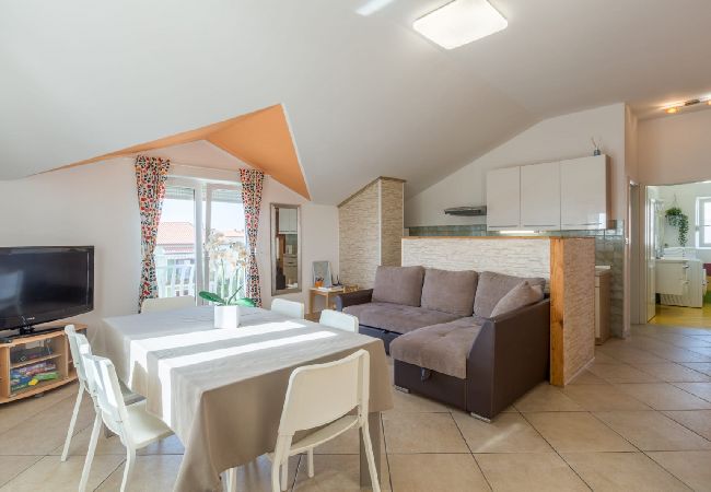 Apartamento en Umag - Apartamento en Umag con Terraza, Acondicionador, WIFI, Lavadora (244-2) Apartamento en Umag - Apartamento en Umag con Terraza, Acondicionador, WIFI, Lavadora (244-2)