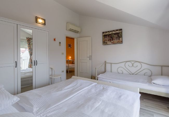 Apartamento en Umag - Apartamento en Umag con Terraza, Acondicionador, WIFI, Lavadora (244-2) Apartamento en Umag - Apartamento en Umag con Terraza, Acondicionador, WIFI, Lavadora (244-2)