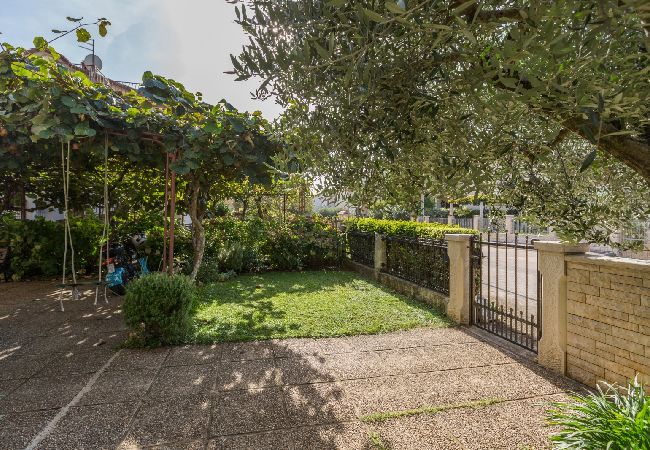 Apartamento en Umag - Apartamento en Umag con Terraza, Acondicionador, WIFI, Lavadora (244-2) Apartamento en Umag - Apartamento en Umag con Terraza, Acondicionador, WIFI, Lavadora (244-2)