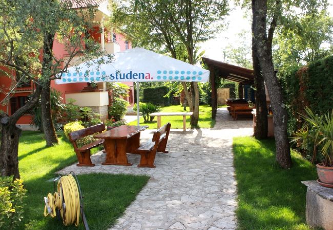 Apartamento en Karigador - Apartamento en Karigador con Balcón, Acondicionador, Lavavajillas (587-1) Apartamento en Karigador - Apartamento en Karigador con Balcón, Acondicionador, Lavavajillas (587-1)