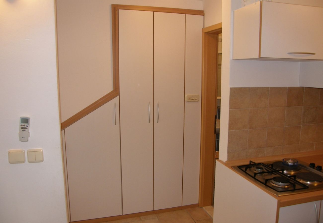 Apartamento en Primošten - Apartamento en Primošten con Terraza, Acondicionador, WIFI, Lavadora (600-1)