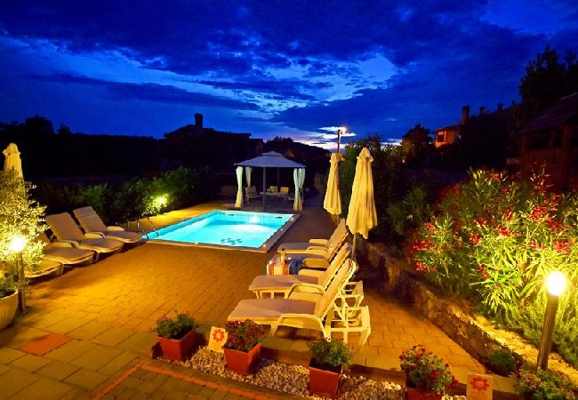 Casa en Ripenda Kras - Casa de vacaciones en Ripenda Kras con Loggia, Acondicionador, WIFI, Lavadora (676-1) Casa en Ripenda Kras - Casa de vacaciones en Ripenda Kras con Loggia, Acondicionador, WIFI, Lavadora (676-1)