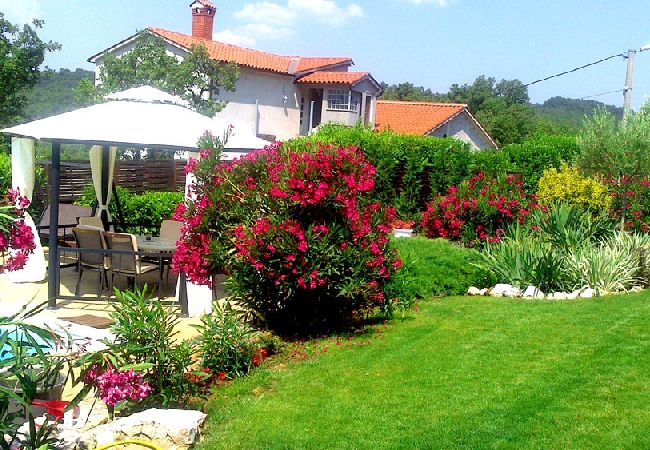 Casa en Ripenda Kras - Casa de vacaciones en Ripenda Kras con Loggia, Acondicionador, WIFI, Lavadora (676-1) Casa en Ripenda Kras - Casa de vacaciones en Ripenda Kras con Loggia, Acondicionador, WIFI, Lavadora (676-1)