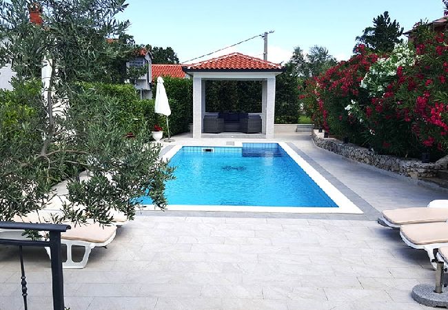 Casa en Ripenda Kras - Casa de vacaciones en Ripenda Kras con Loggia, Acondicionador, WIFI, Lavadora (676-1) Casa en Ripenda Kras - Casa de vacaciones en Ripenda Kras con Loggia, Acondicionador, WIFI, Lavadora (676-1)