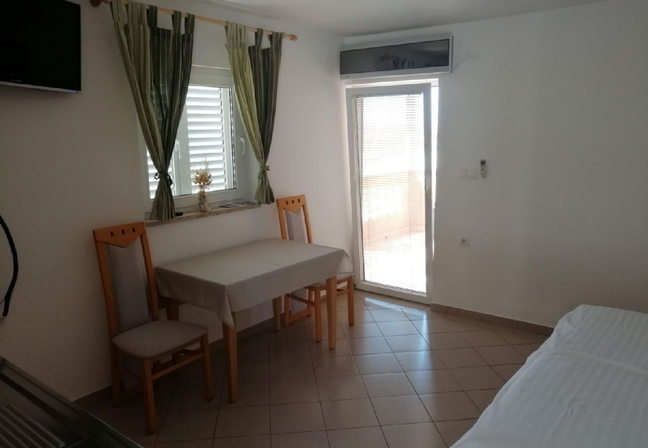 Apartamento en Banjol - Apartamento en Banjol con Seaview, Balcón, Acondicionador, WIFI (605-3)