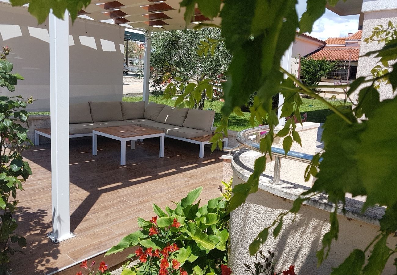 Apartamento en Privlaka - Apartamento en Privlaka con Terraza, Acondicionador, WIFI, Lavadora (821-1)