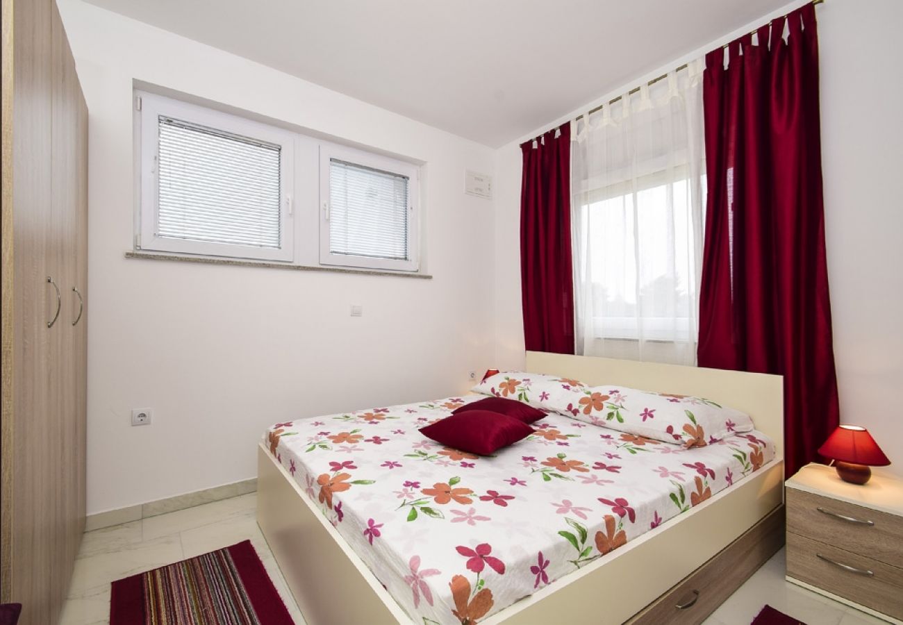 Apartamento en Nin - Apartamento en Zaton (Zadar) con Balcón, Acondicionador, WIFI, Lavadora (685-1)