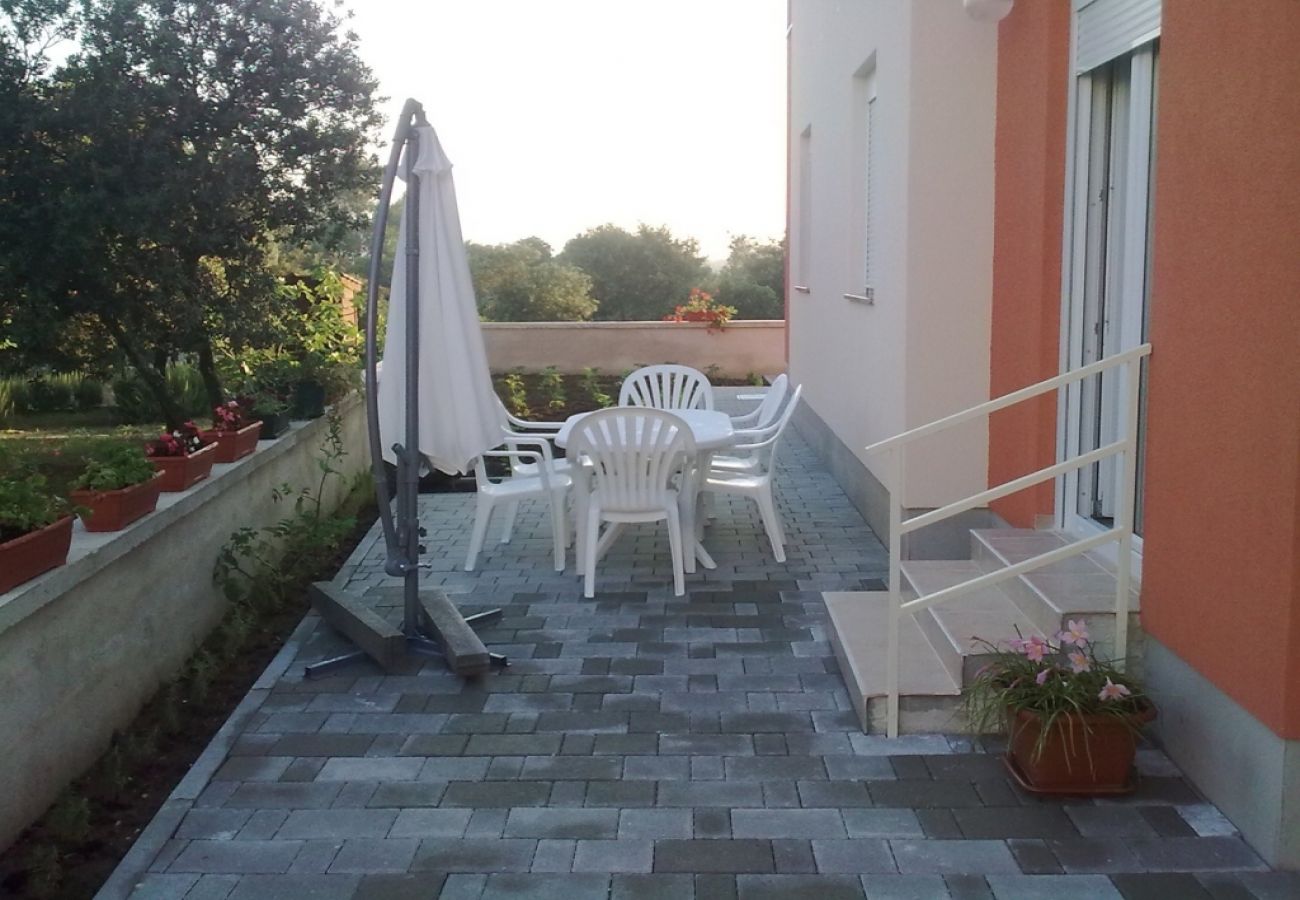 Apartamento en Nin - Apartamento en Zaton (Zadar) con Balcón, Acondicionador, WIFI, Lavadora (685-1)