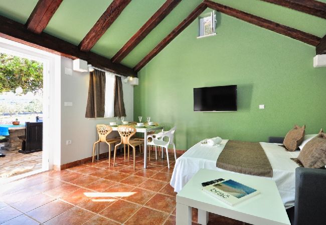 Casa en Pucišca - Casa de vacaciones en Pučišća con Terraza, WIFI, Lavadora (887-1) Casa en Pucišca - Casa de vacaciones en Pučišća con Terraza, WIFI, Lavadora (887-1)