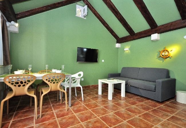 Casa en Pucišca - Casa de vacaciones en Pučišća con Terraza, WIFI, Lavadora (887-1) Casa en Pucišca - Casa de vacaciones en Pučišća con Terraza, WIFI, Lavadora (887-1)