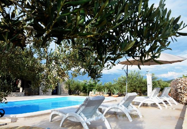 Casa en Pucišca - Casa de vacaciones en Pučišća con Terraza, WIFI, Lavadora (887-1) Casa en Pucišca - Casa de vacaciones en Pučišća con Terraza, WIFI, Lavadora (887-1)