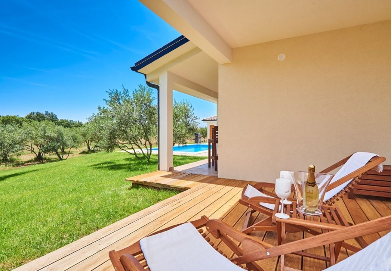 Casa en Buje - Casa de vacaciones en Buje con Terraza, Acondicionador, WIFI, Lavadora (3356-1)