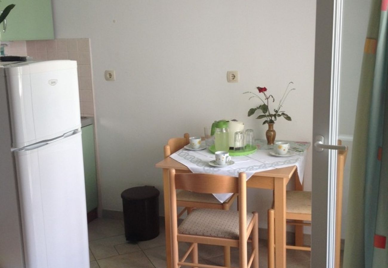 Apartamento en Omiš - Apartamento en Omiš con Balcón, Acondicionador, WIFI, Lavadora (3422-4)