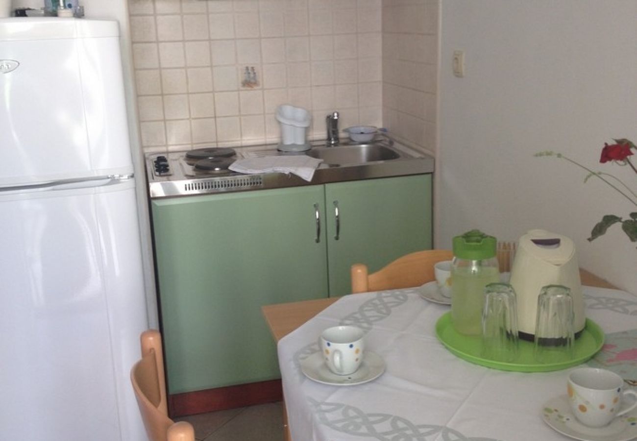 Apartamento en Omiš - Apartamento en Omiš con Balcón, Acondicionador, WIFI, Lavadora (3422-4)