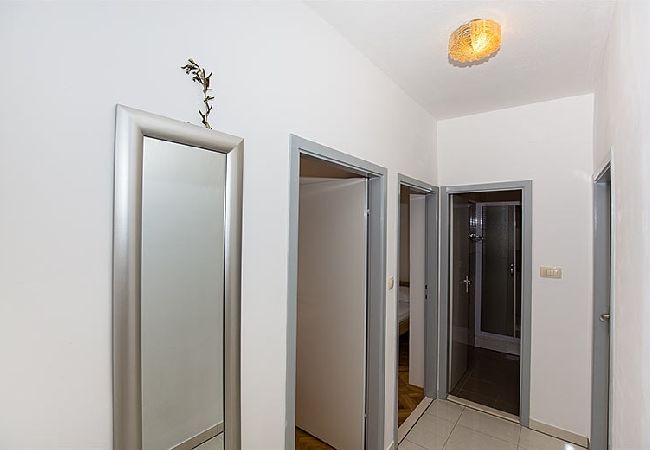 Apartamento en Duce - Apartamento en Duće con Seaview, Terraza, Acondicionador, WIFI (3423-3) Apartamento en Duce - Apartamento en Duće con Seaview, Terraza, Acondicionador, WIFI (3423-3)