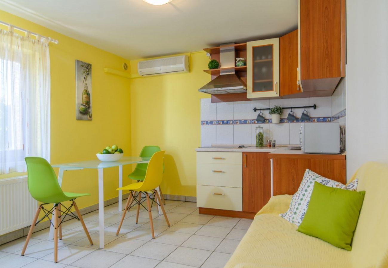 Apartamento en Okrug Gornji - Apartamento en Okrug Gornji con Terraza, Acondicionador, WIFI (3436-1)