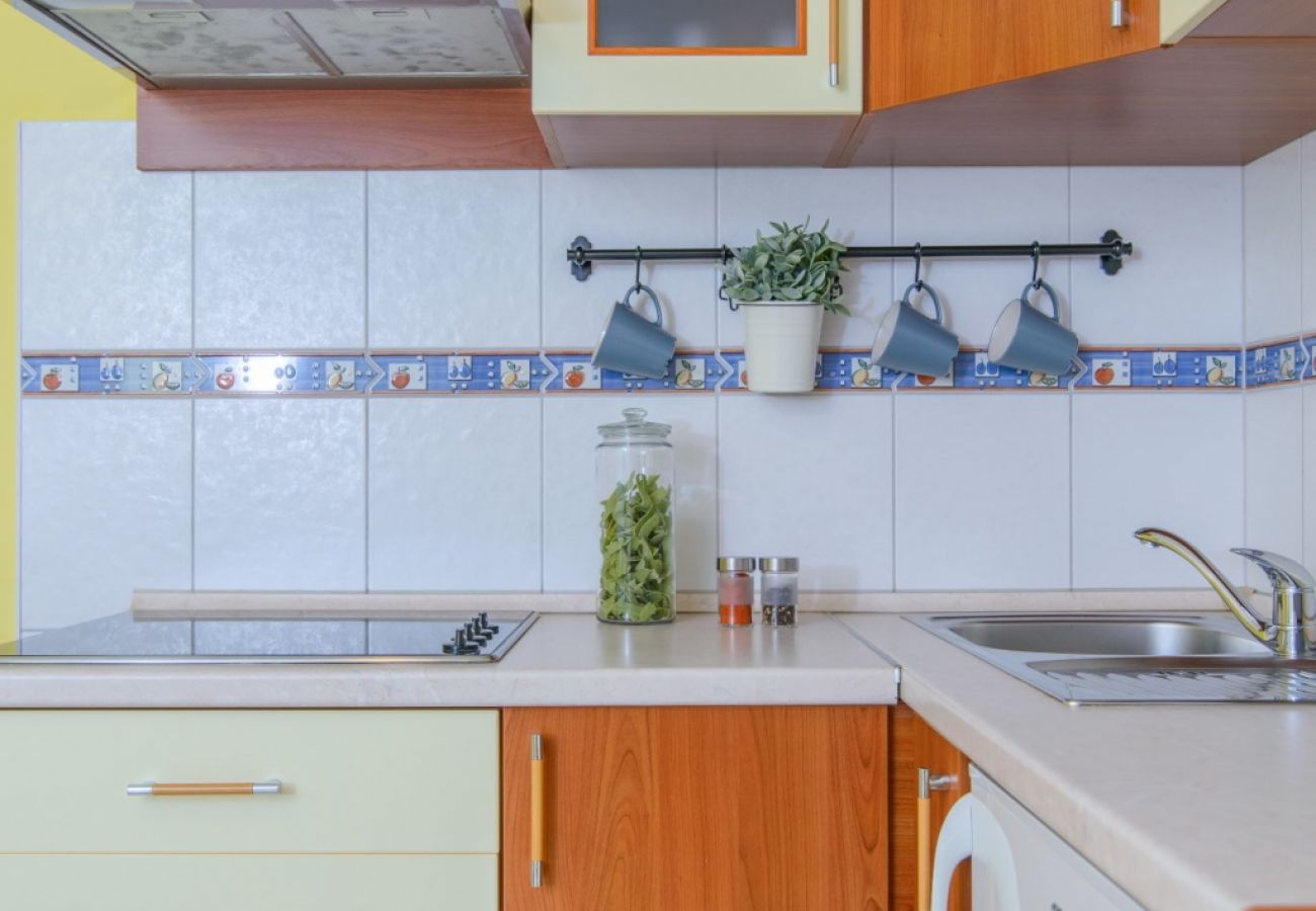 Apartamento en Okrug Gornji - Apartamento en Okrug Gornji con Terraza, Acondicionador, WIFI (3436-1)