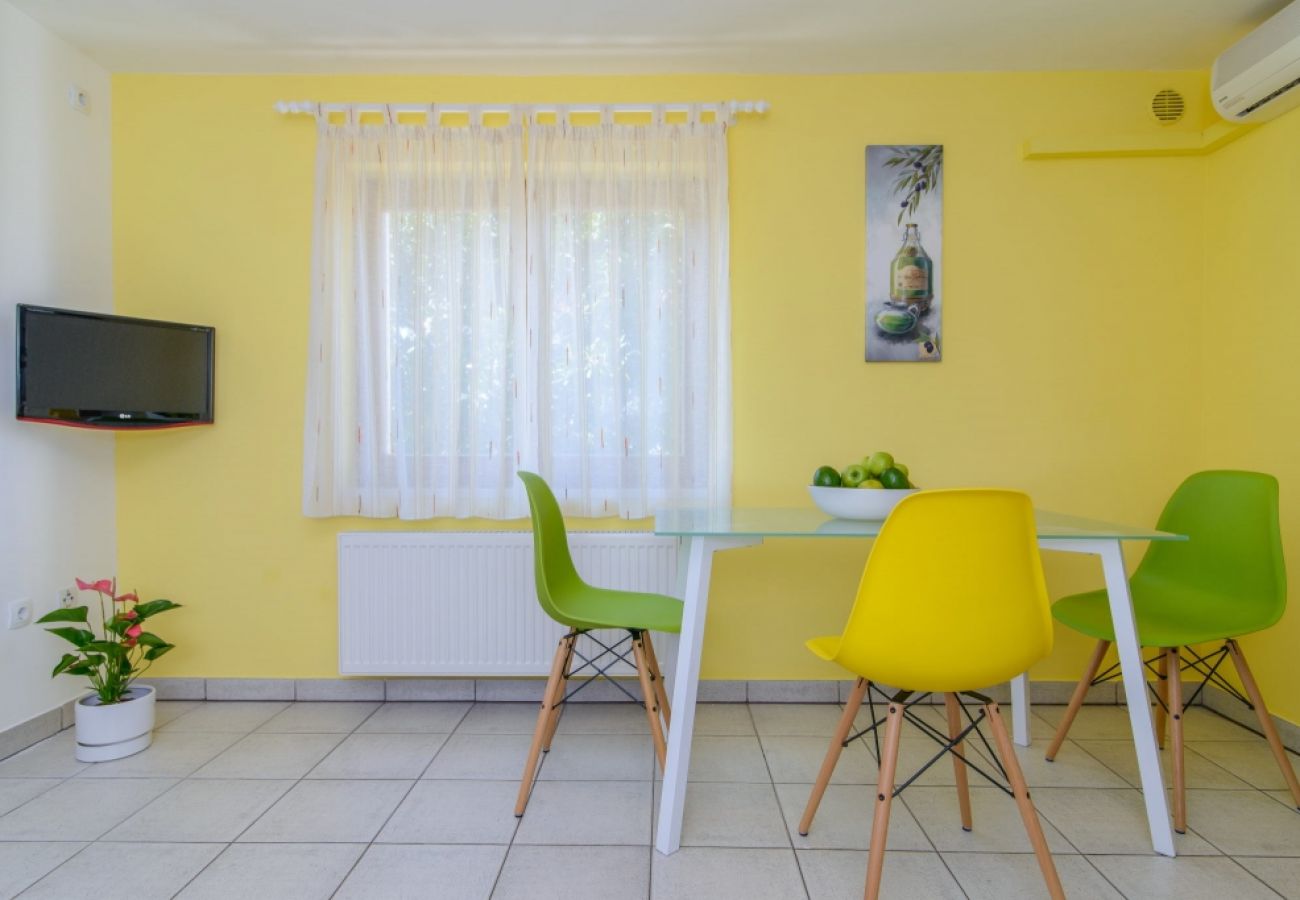 Apartamento en Okrug Gornji - Apartamento en Okrug Gornji con Terraza, Acondicionador, WIFI (3436-1)